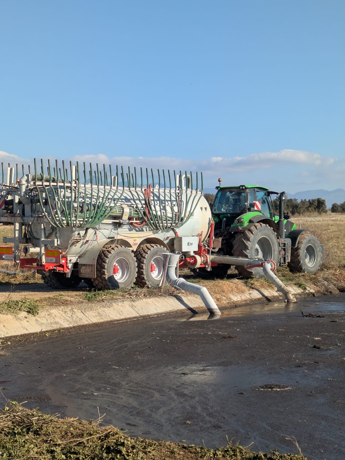 Aplicación de purín con tubos colgantes en campo agrícola